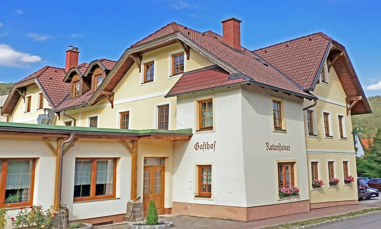 Hagyományos, többszintes, vörös tetőcseréppel fedett fogadó.