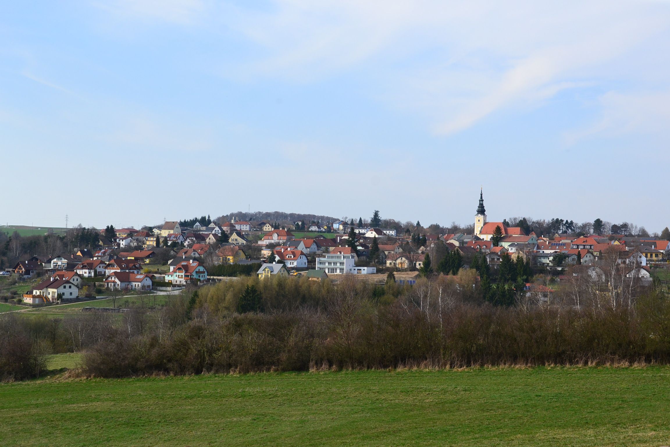 Gföhl község panorámája, templom és házak a dombon.