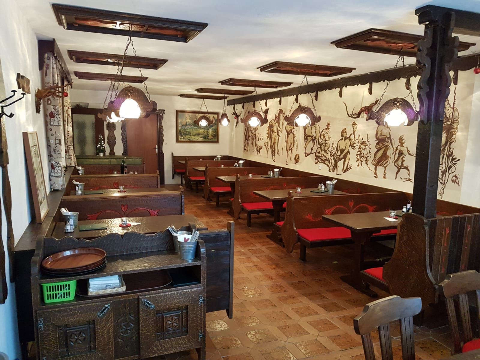 Egy hagyományos borozó belső nézete, fából készült bútorokkal és falfestményekkel.