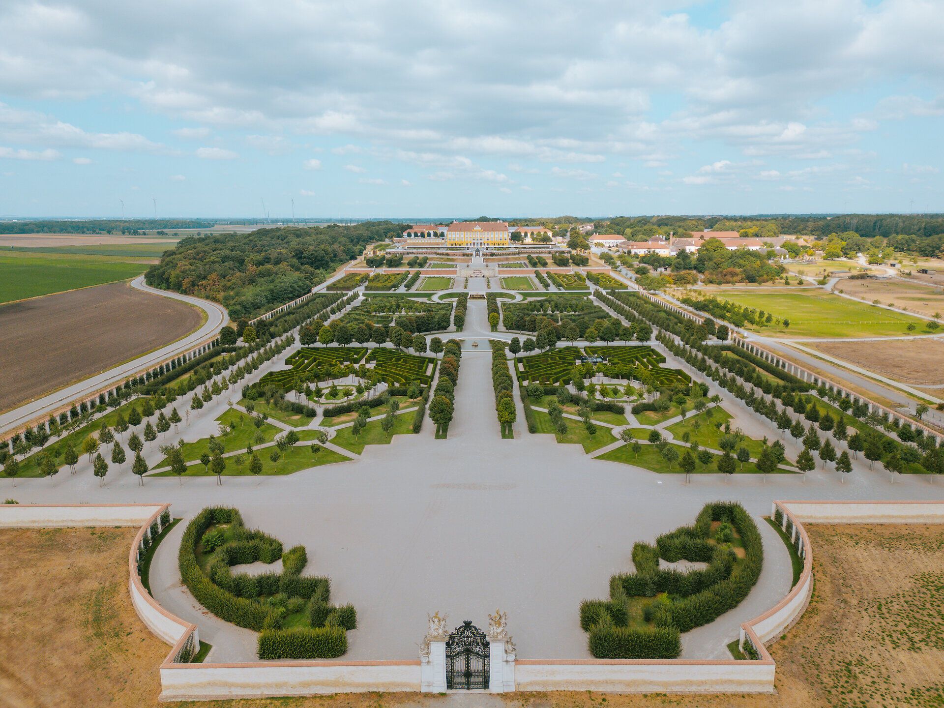 A Schloss Hof kiterjedt teraszai pihentető sétákra invitálják Önt a művészien kialakított kertekkel és lélegzetelállító tájjal körülvéve. Itt a természet és a történelem harmonikus élményt nyújt, amely elvarázsolja az érzékeket.