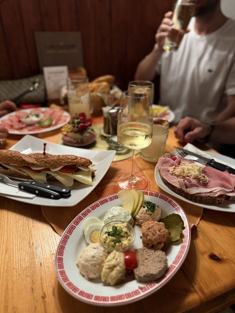 Gazdagon terített borasztal.