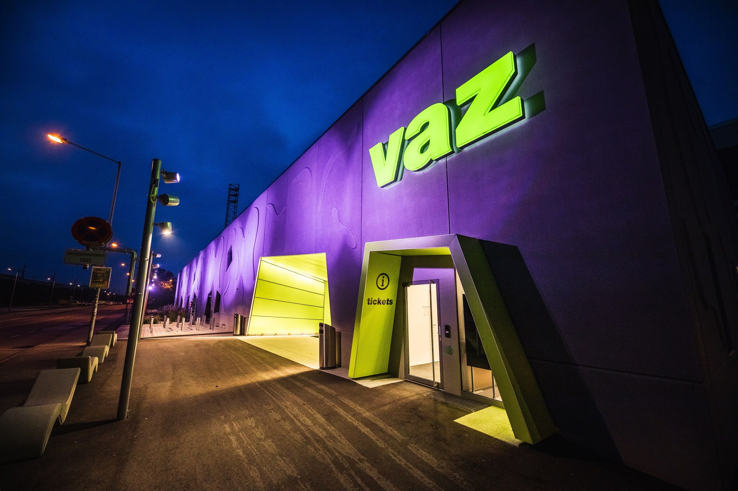 A VAZ St. Pölten bejárata éjszaka, kivilágított táblával.