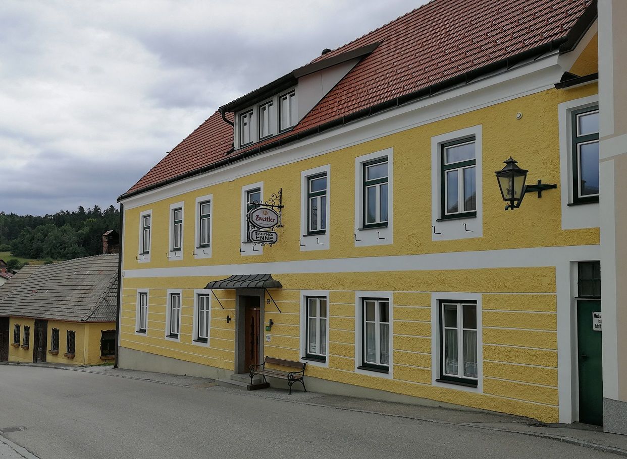 Sárga épület "Gasthof Enne" felirattal és Zwettler sör felirattal.