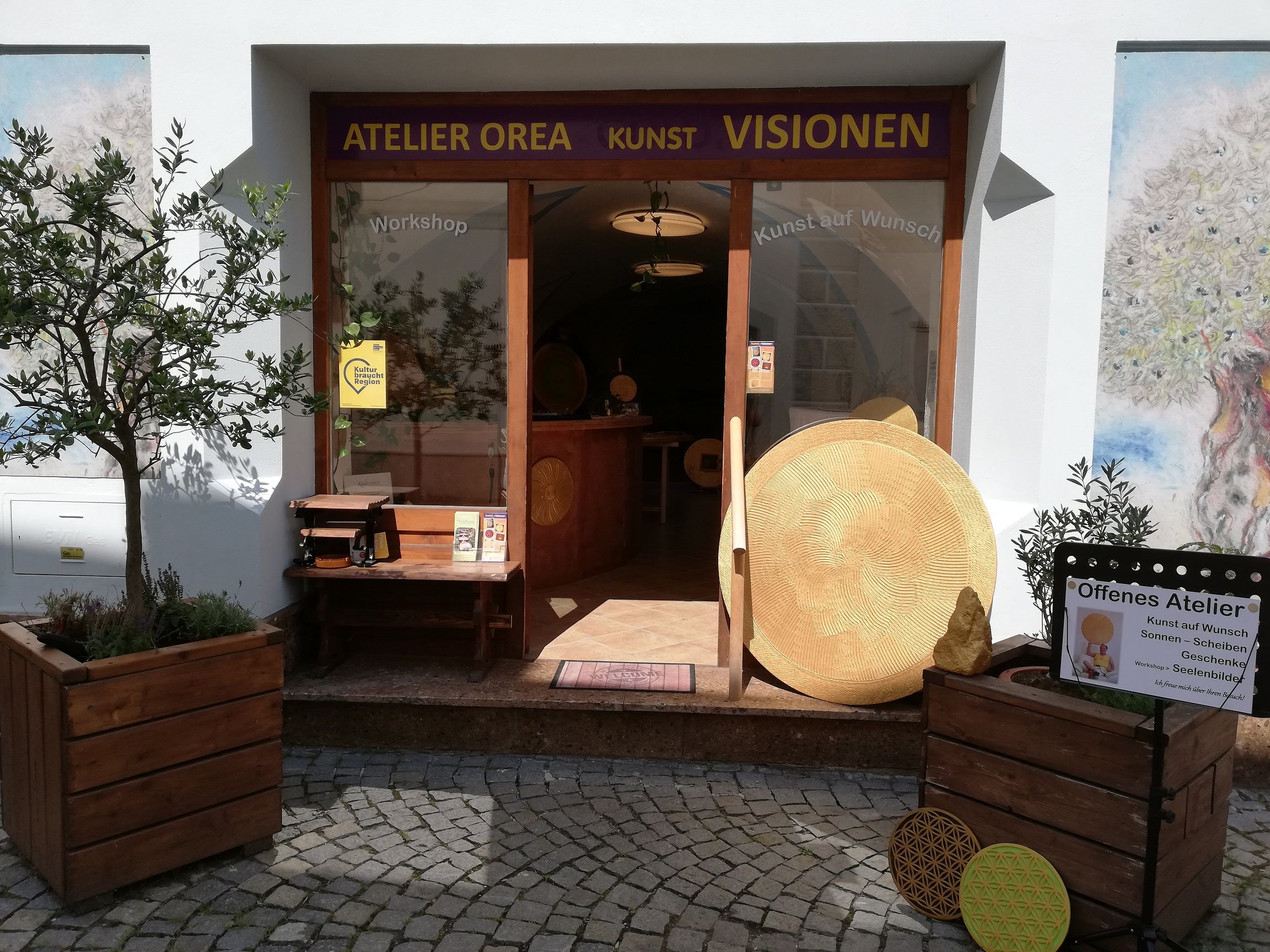 Bejárat az Orea műterembe, ahol műalkotások és növények találhatók.