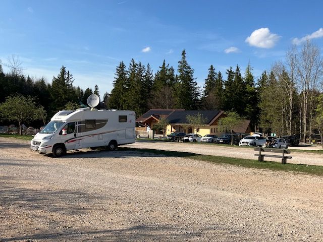 Lakóautó egy parkolóban egy épület előtt a Hohe Wand natúrparkban.