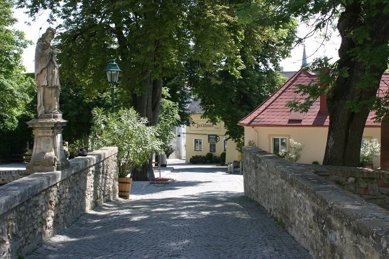 Híd és a kastély bejáratához vezető út