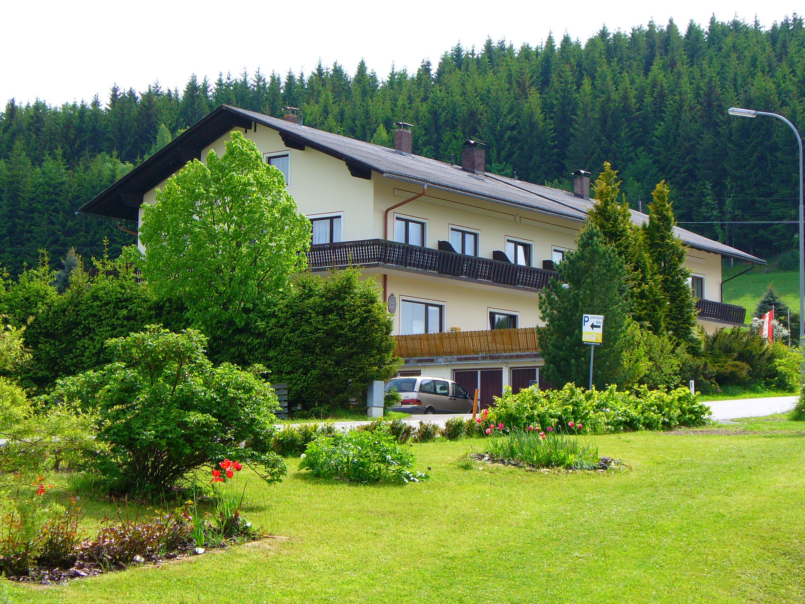 Gasthof-Pension Seidl egy erdő előtt.
