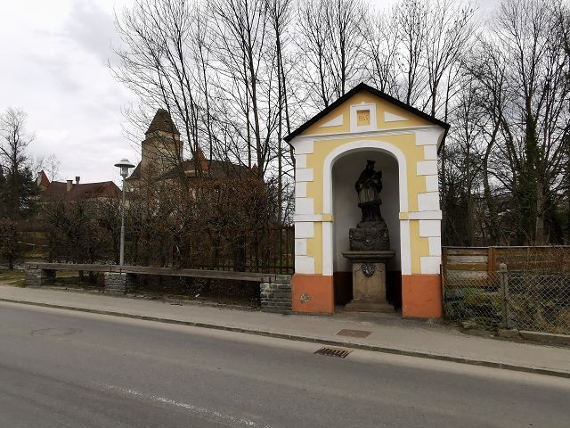 Marterl a kastély tavánál
