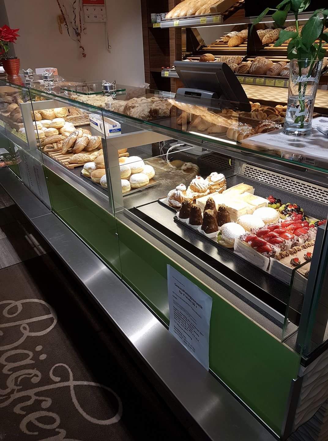 Egy pékség pultja különböző pékárukkal és süteményekkel.