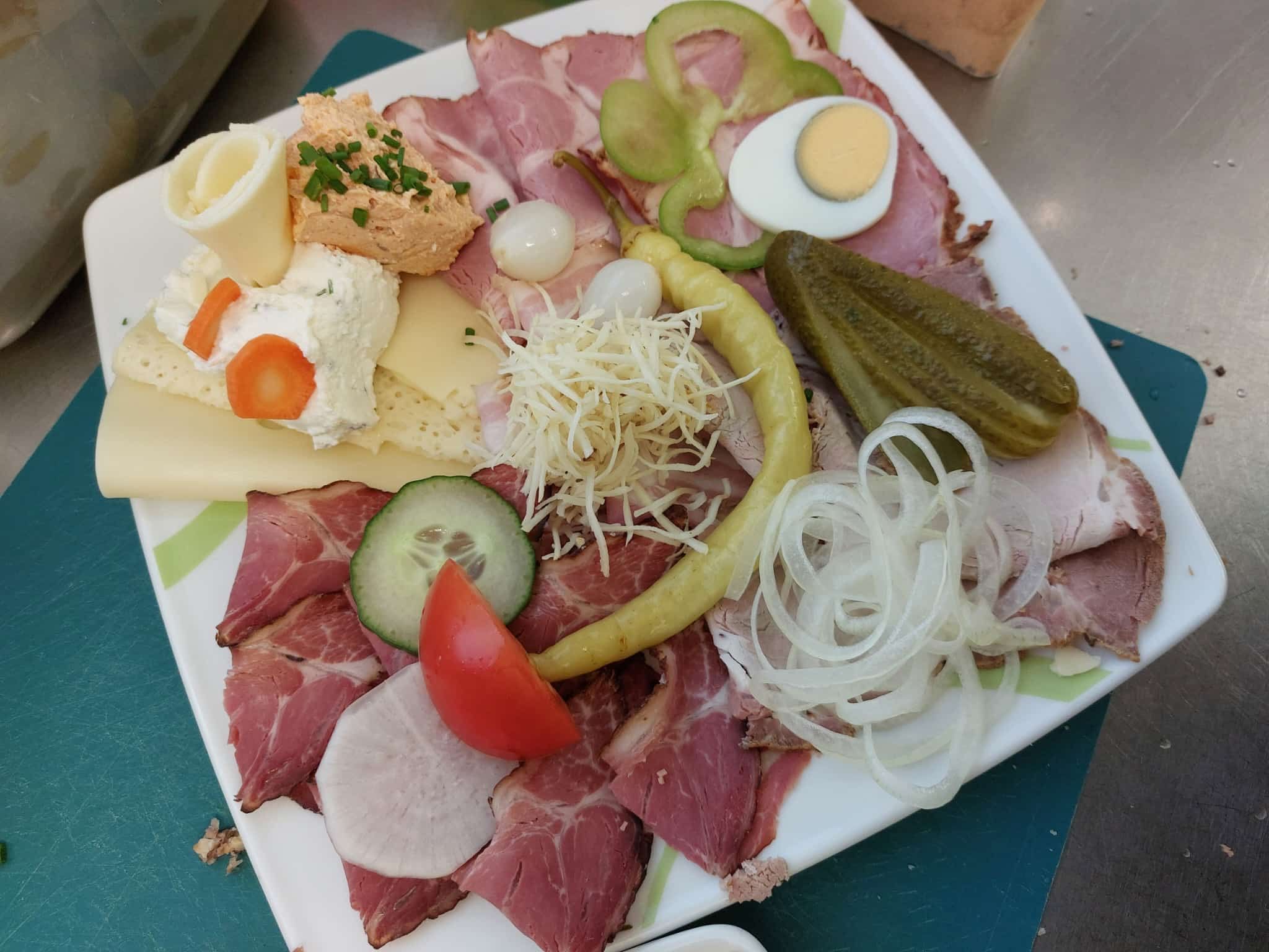 Laktató heurigen-falatok regionális specialitásokkal és klasszikus kísérőkkel.