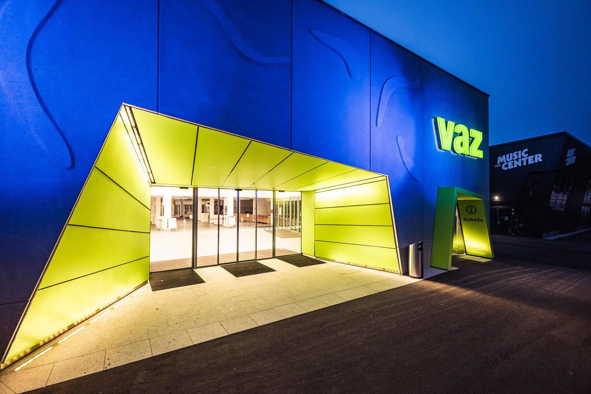 A VAZ St. Pölten bejárata világító táblával és modern építészettel.