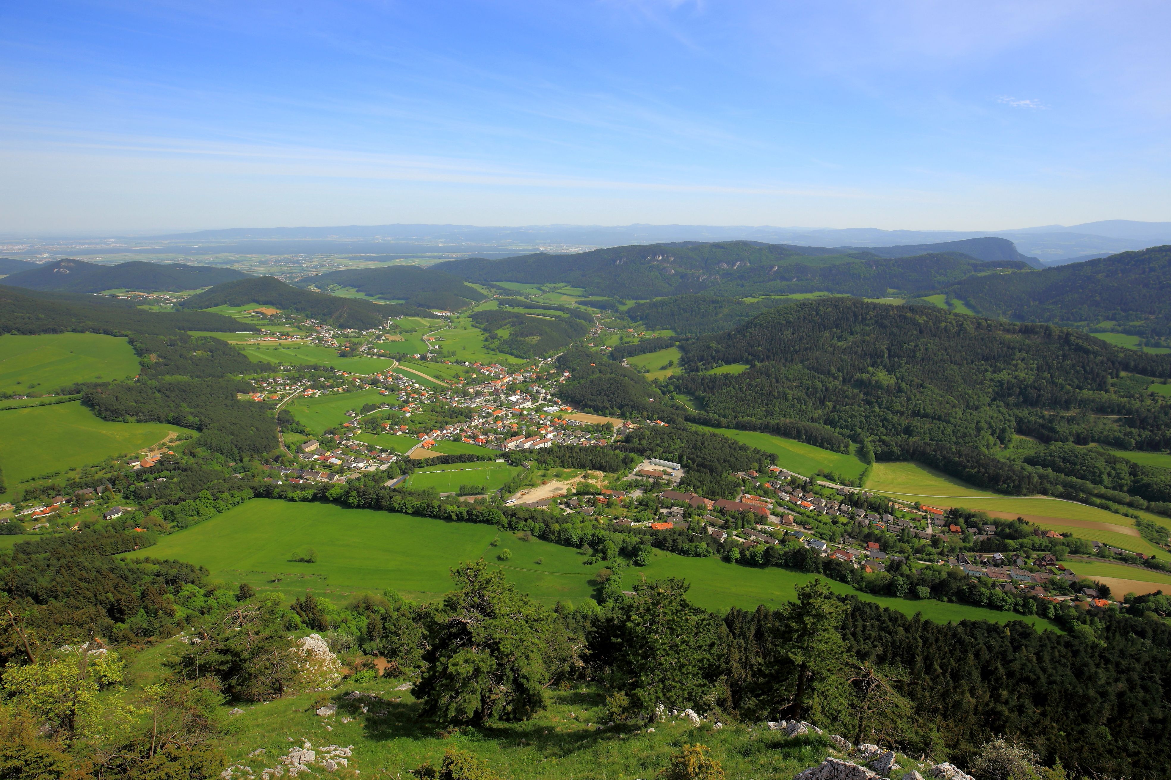Grünbach am Schneeberg légifelvétele zöld mezőkkel és erdőkkel.