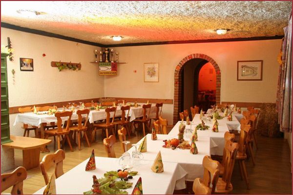 Hangulatos étkező fából készült bútorokkal és terített asztalokkal.