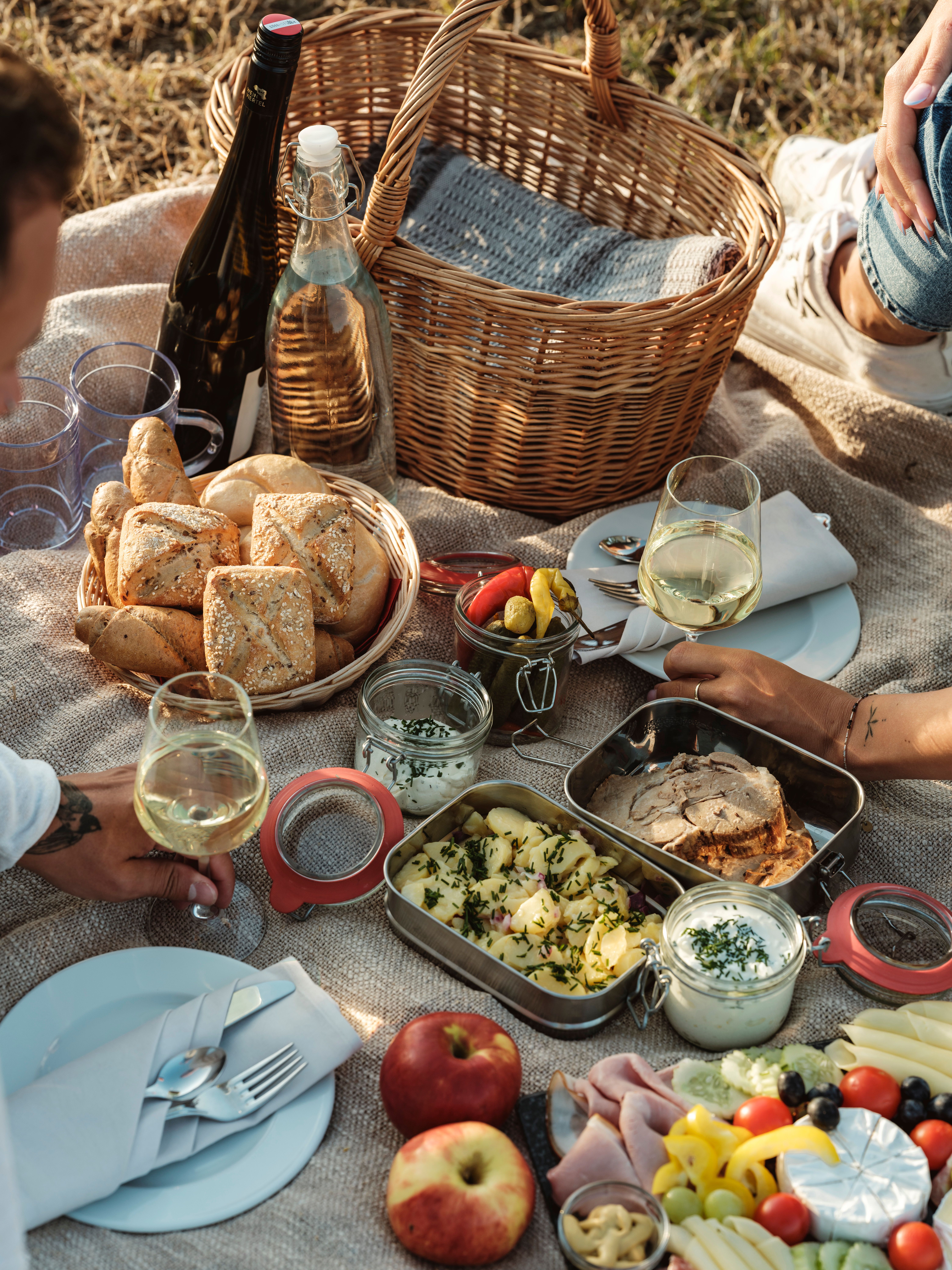 A mailbergi kastély és a környező táj légifelvétele.