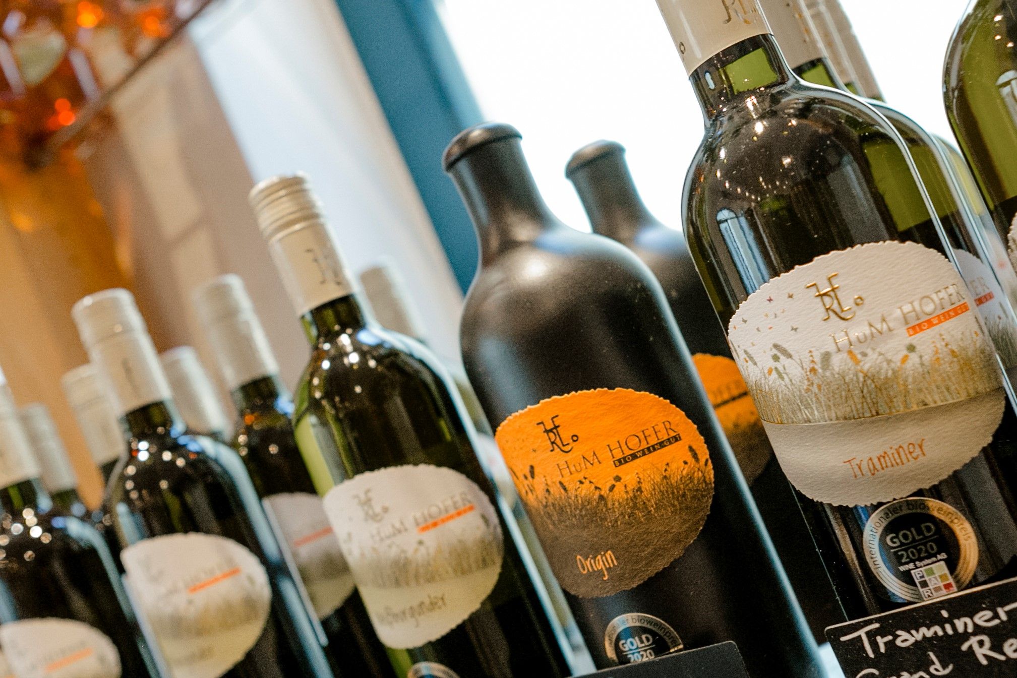 Hum Hofer márkajelzéssel ellátott borosüvegek közeli képe.