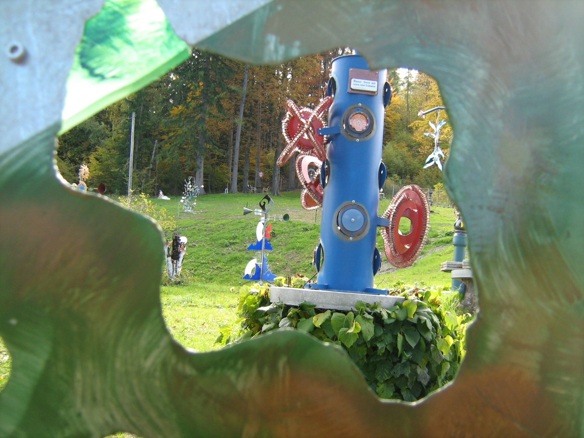 Színes szobrok a Semmering szoborparkban, zöld vidékkel körülvéve.