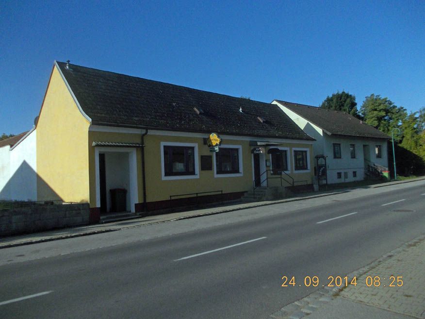 Külső nézet egy utcai sárga vendéglőről 2014.09.24-én.