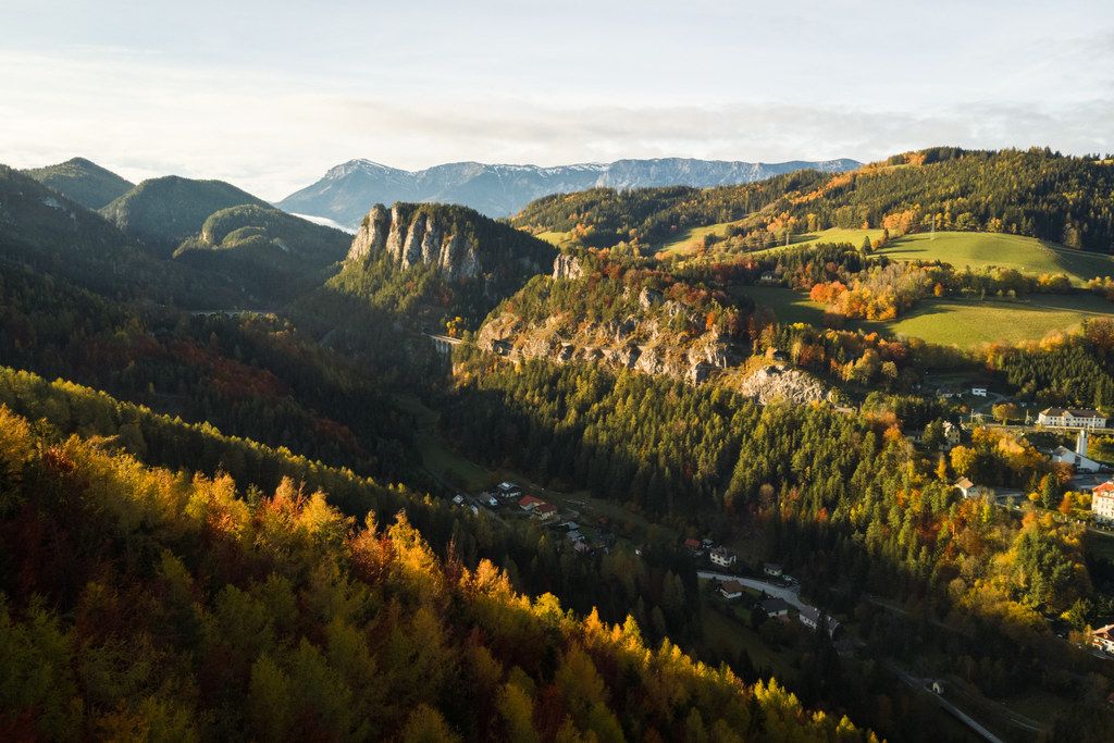 Légi felvétel a Semmering-vasútról és a Pollereswandról egy őszi tájban.