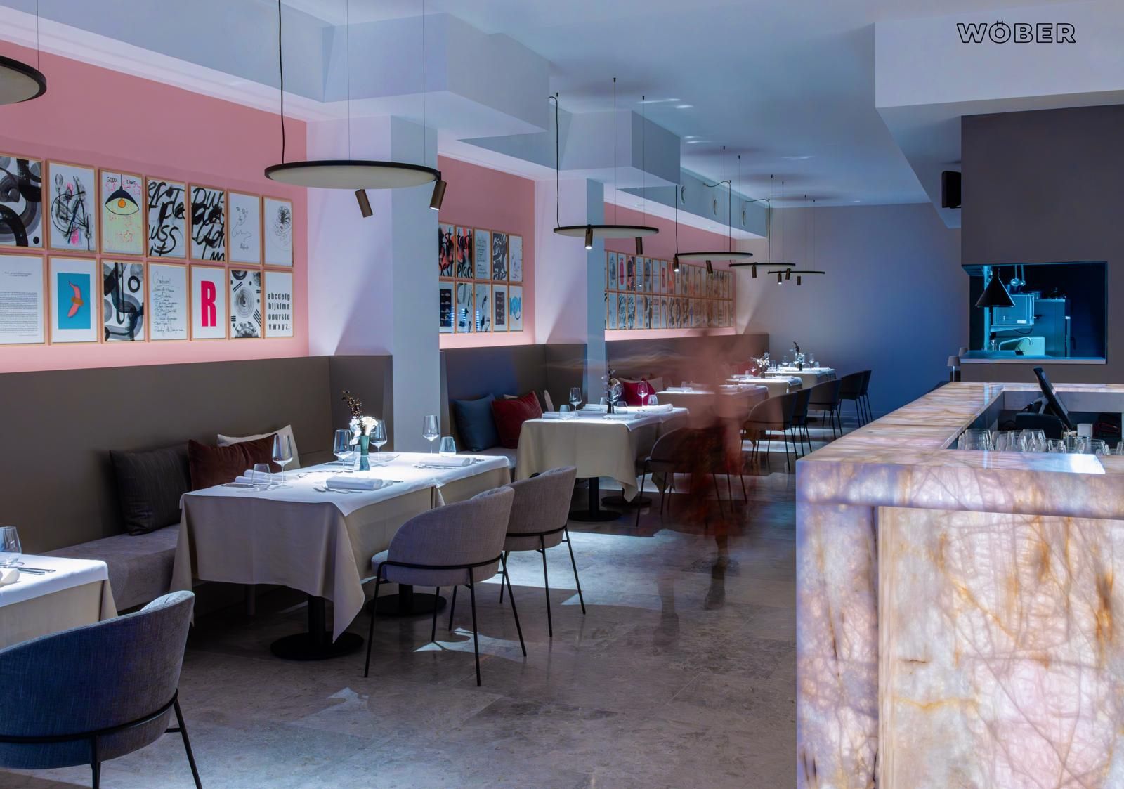 Étterem belül több terített asztal 