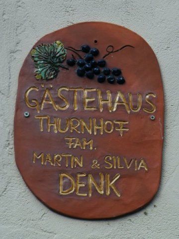 Thurnhof vendégház tábla szőlő motívummal.