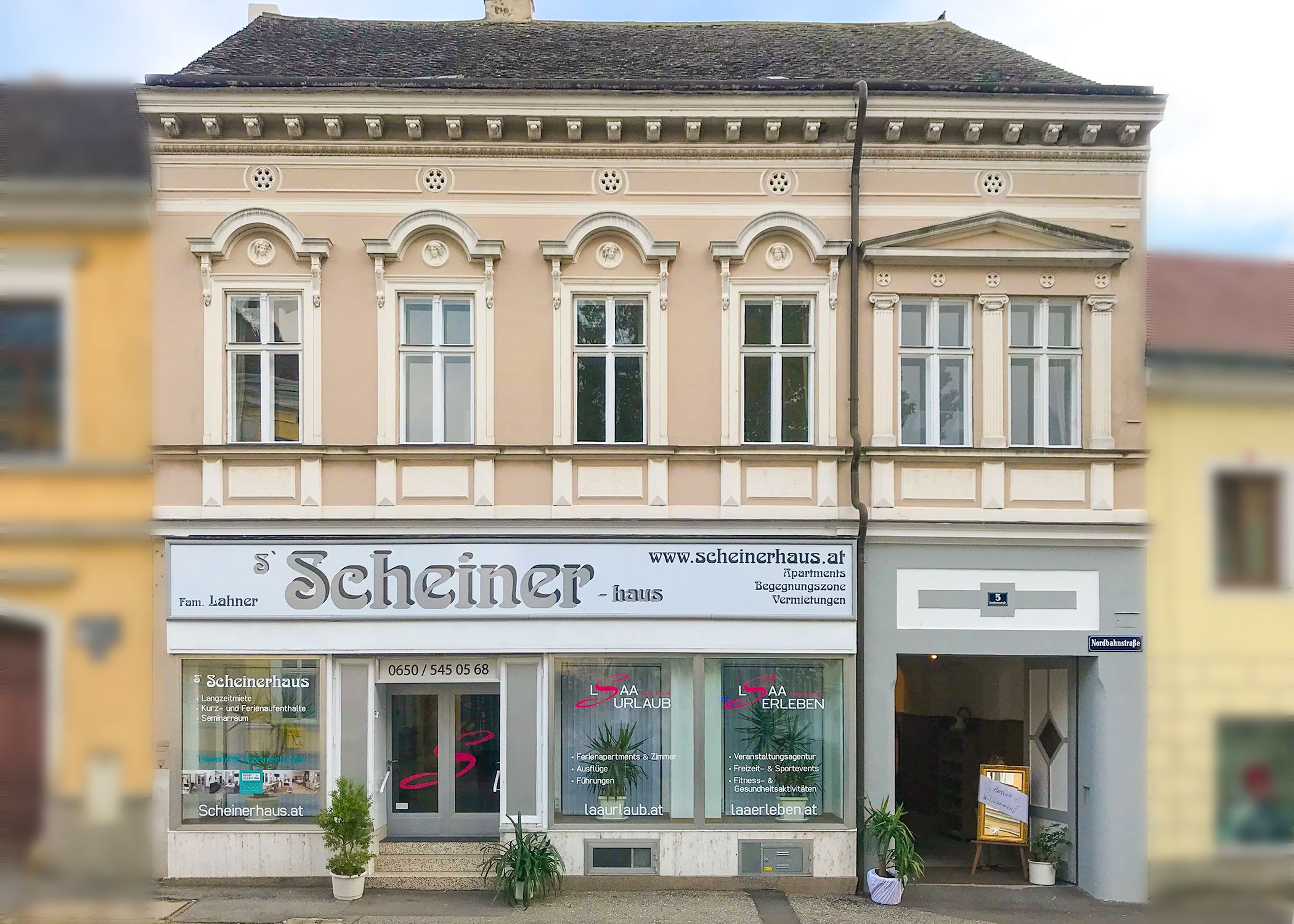 Egy kétszintes épület homlokzata a "Scheinerhaus" felirattal.