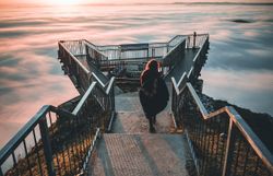 Die Aussichtsplattform bietet einen atemberaubenden Blick über das Nebelmeer, das sanft die Landschaft umhüllt. Die kühle Morgenluft und das sanfte Licht der aufgehenden Sonne schaffen eine magische Atmosphäre, die zum Verweilen einlädt.