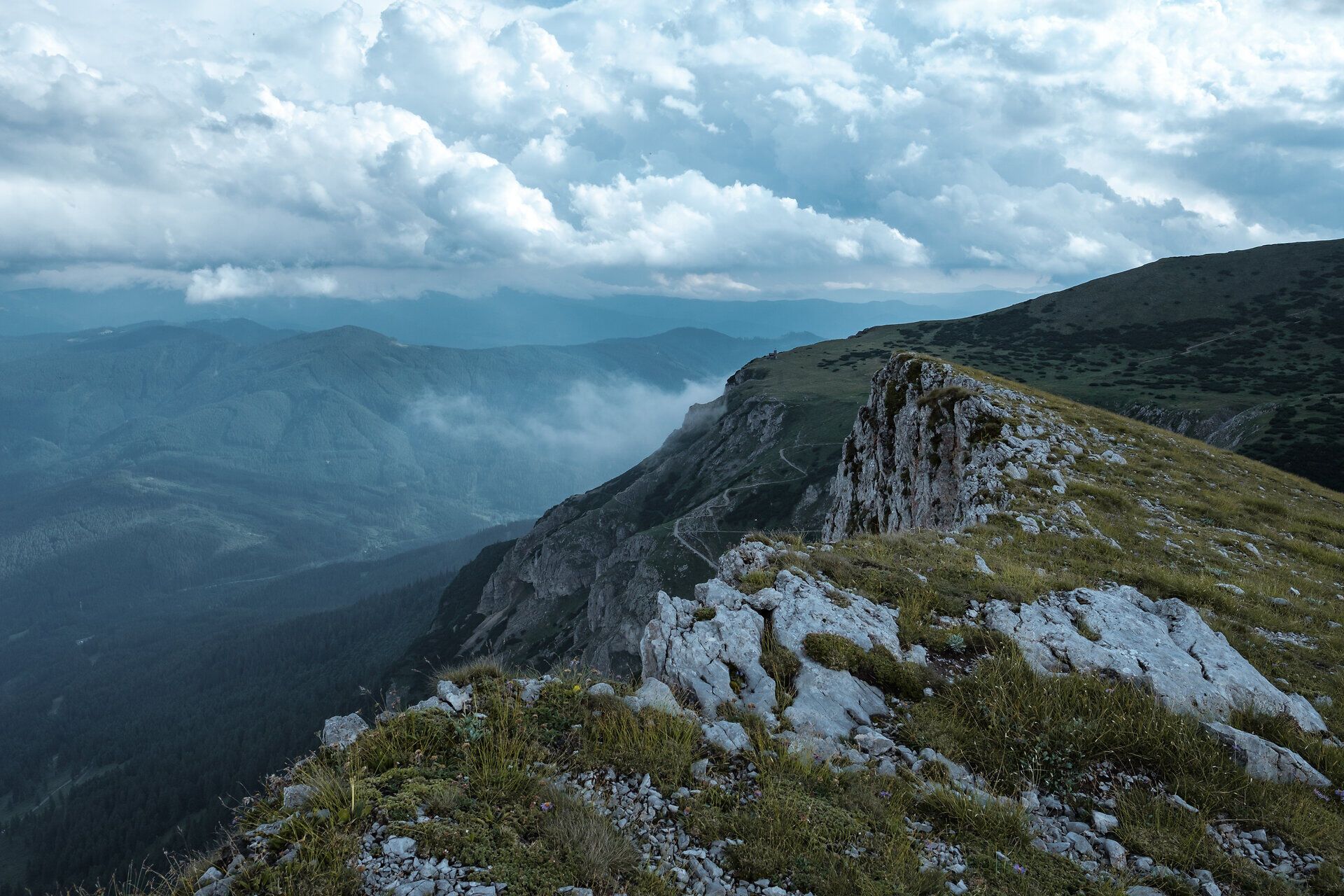 Die majestätischen Gipfel der Rax erheben sich stolz über die sanften Hügel, während die Wolken sanft über die Landschaft ziehen. Hier, inmitten der Wiener Alpen, entfaltet sich die Schönheit der Natur in voller Pracht und lädt zu unvergesslichen Erlebnissen ein.