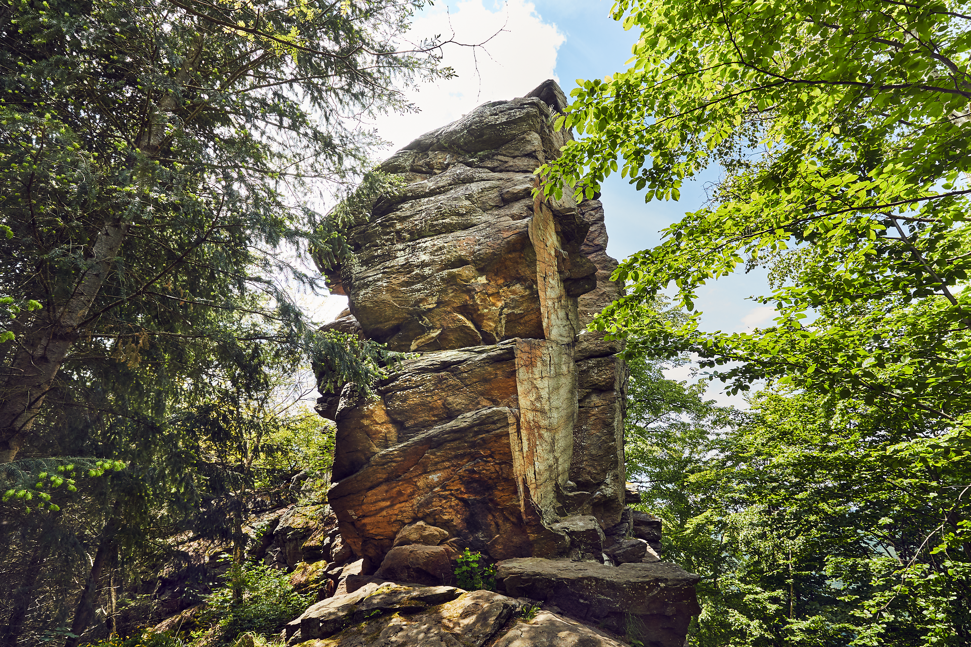 Majestätisch ragt der Felsen in den Himmel, umgeben von üppigem Grün und dem sanften Licht der Sonne. Die Ruhe der Natur lädt dazu ein, innezuhalten und die atemberaubende Aussicht auf die umliegenden Wälder und die Donau zu genießen. Ein Ort, der die Seele berührt und zum Verweilen einlädt.