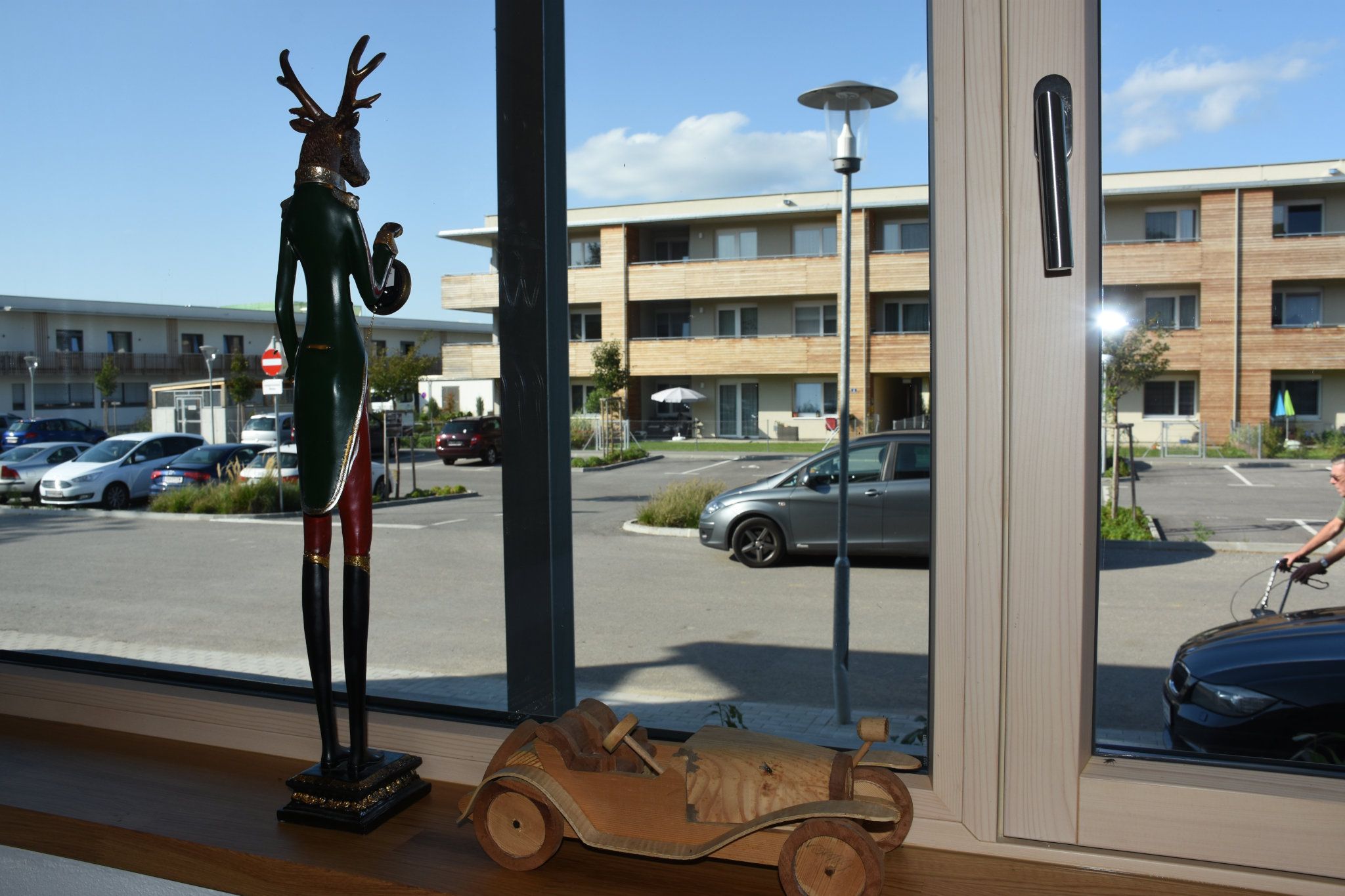 Blick von innen auf den großen asphaltierten Parkplatz.