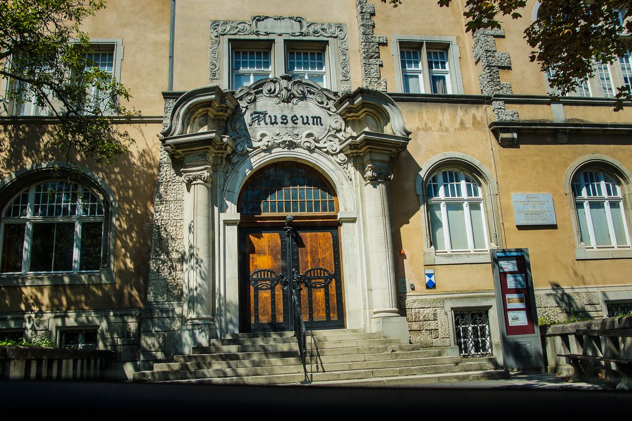 A Rollett Múzeum bejárata díszes boltívvel és lépcsőházzal.