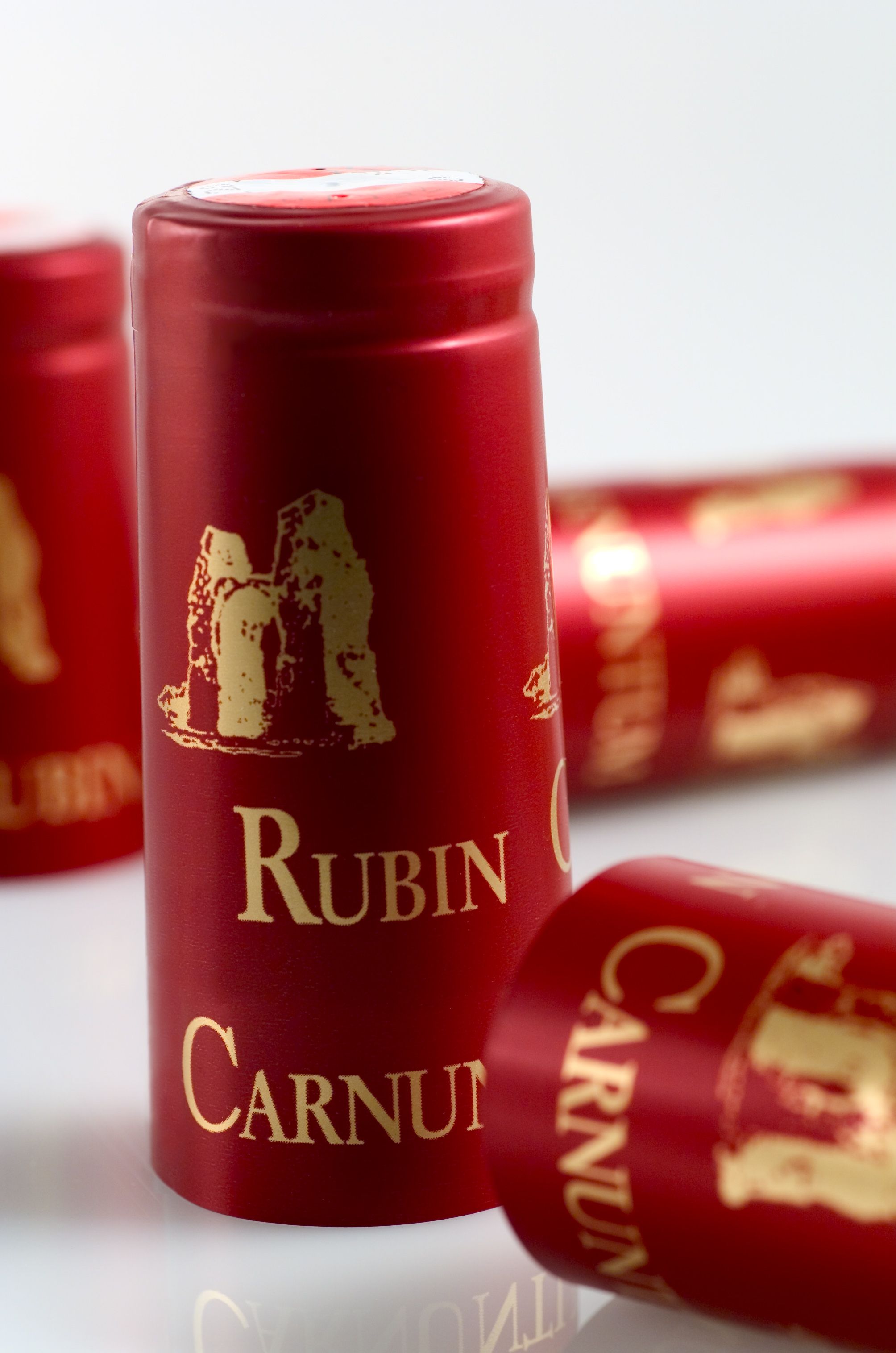 Közelkép a "Rubin Carnuntum" feliratú vörösboros kapszulákról.