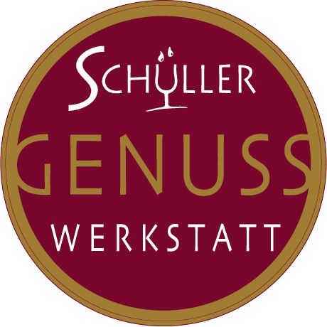 Schüller Genuss Werkstatt logó piros háttérrel és arany betűkkel.