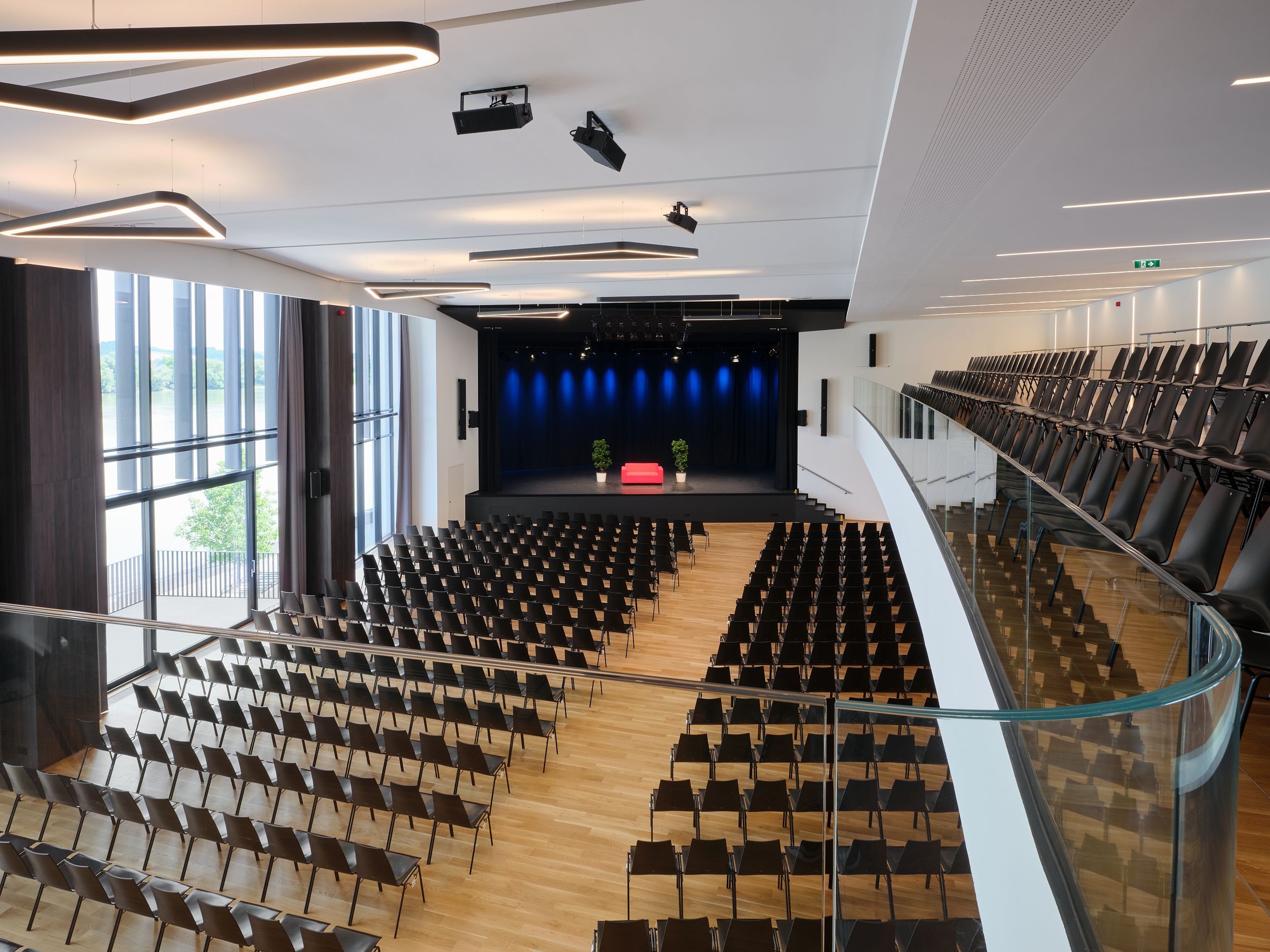 A Stadthalle Ybbs belső nézete üres üléssorokkal és színpaddal.