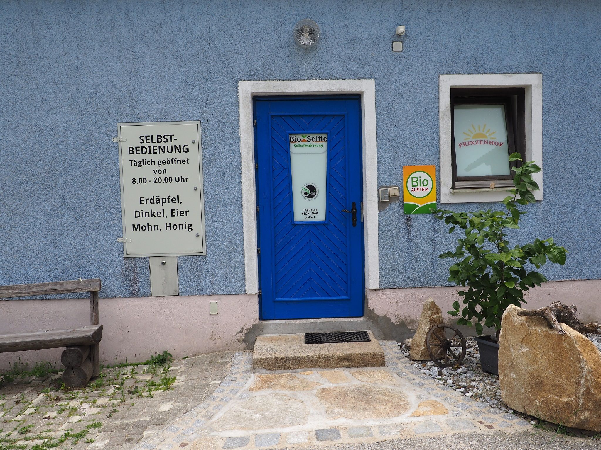 exterior_view_udvar_shop