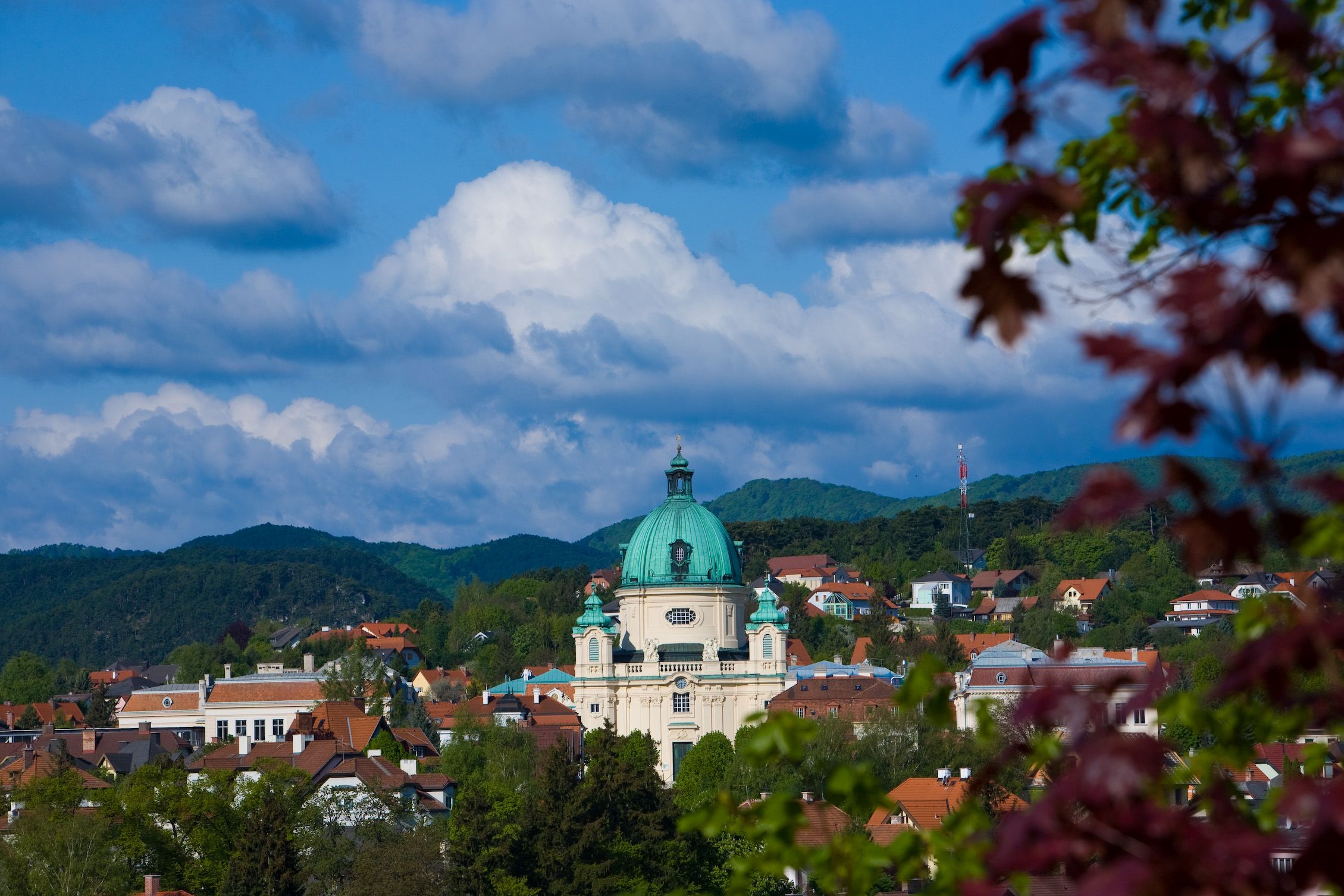 Berndorf városnézete, háttérben a templom és a hegyek.