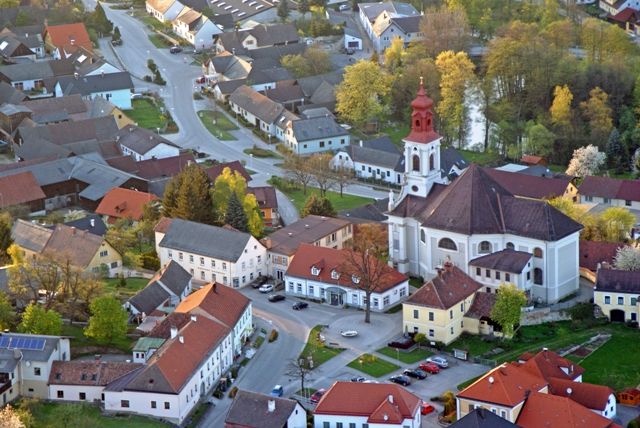 Légi felvétel a Hoheneich zarándoktemplomról a falu központjában.