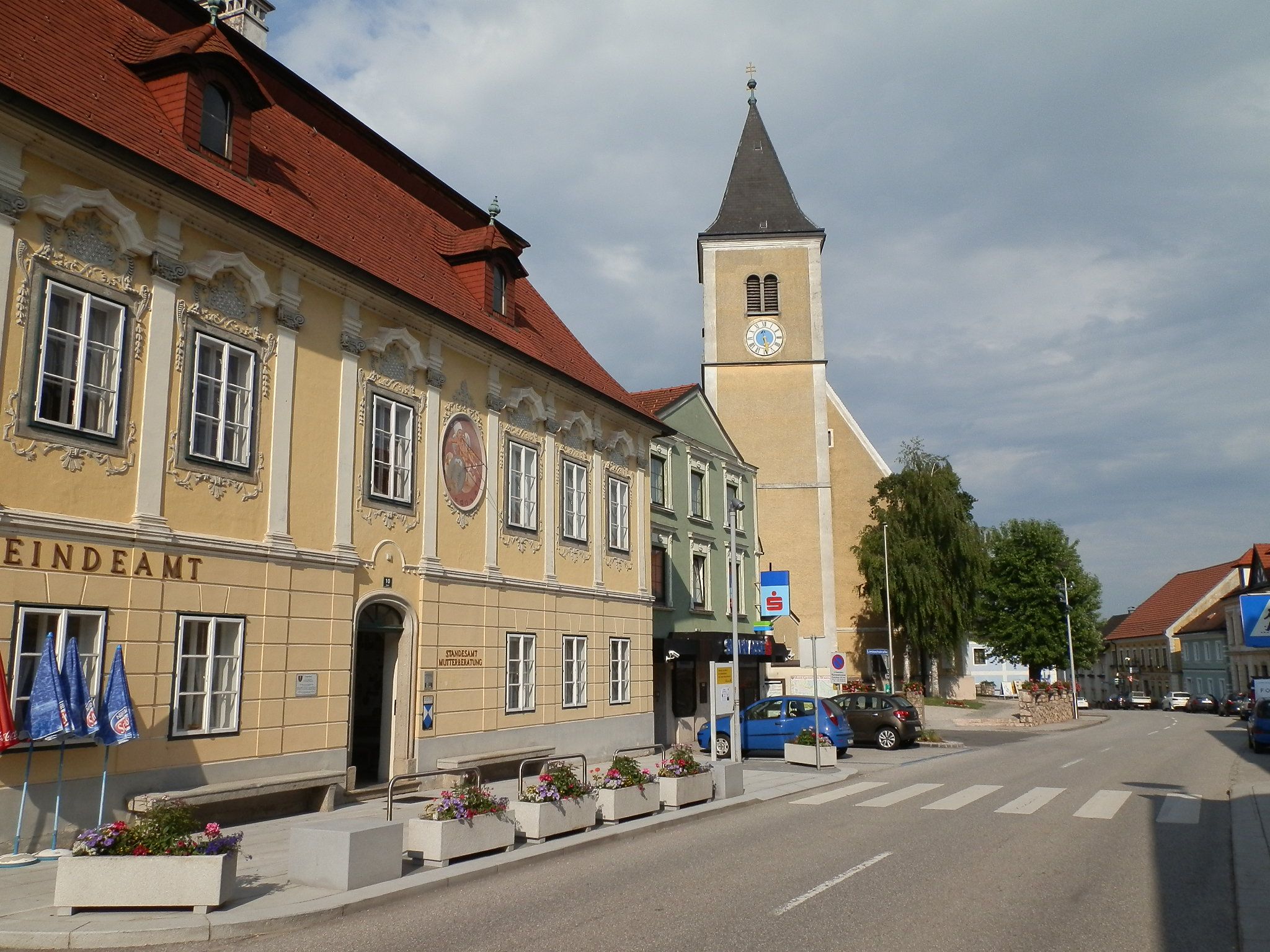 Strengberg utcája önkormányzati hivatallal és templommal.