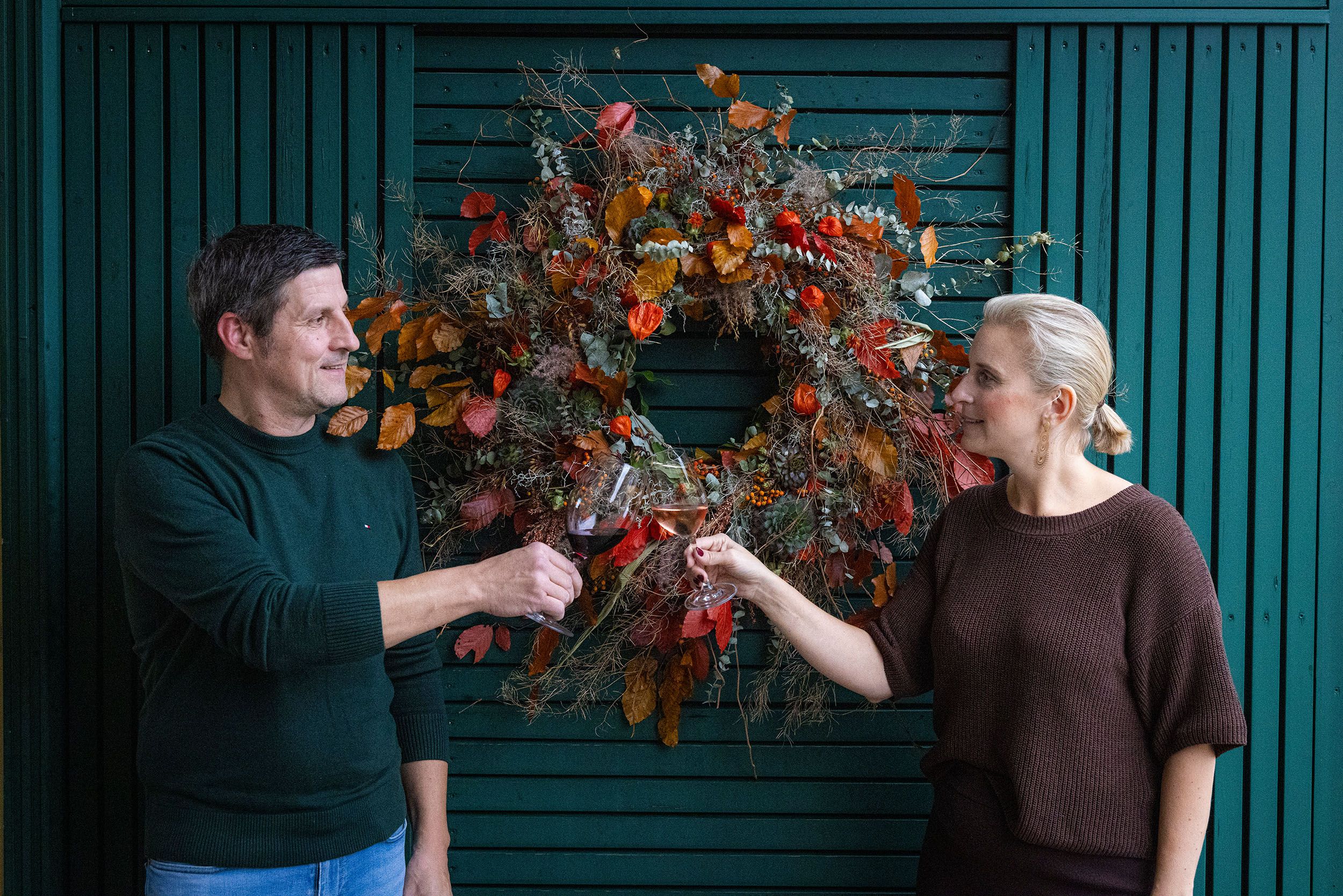 A borászat tulajdonosai a bejárati portálon