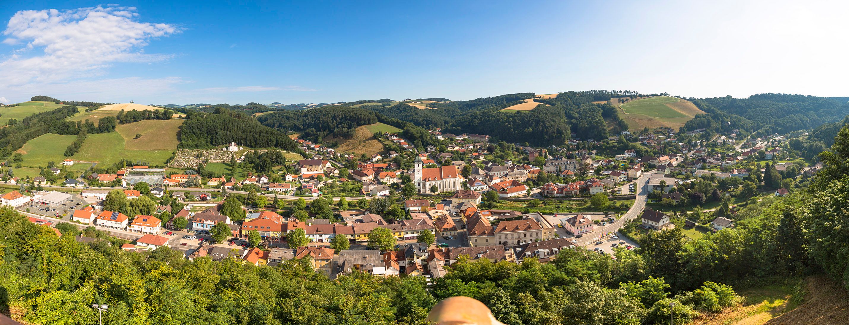 Kirchschlag in der Bucklige Welt panorámaképe, dombokkal és erdőkkel körülvéve.