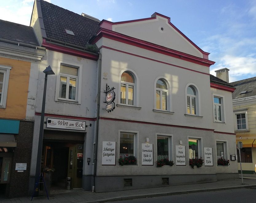 Fogadó "Wirt am Eck" felirattal egy utcasarkon.