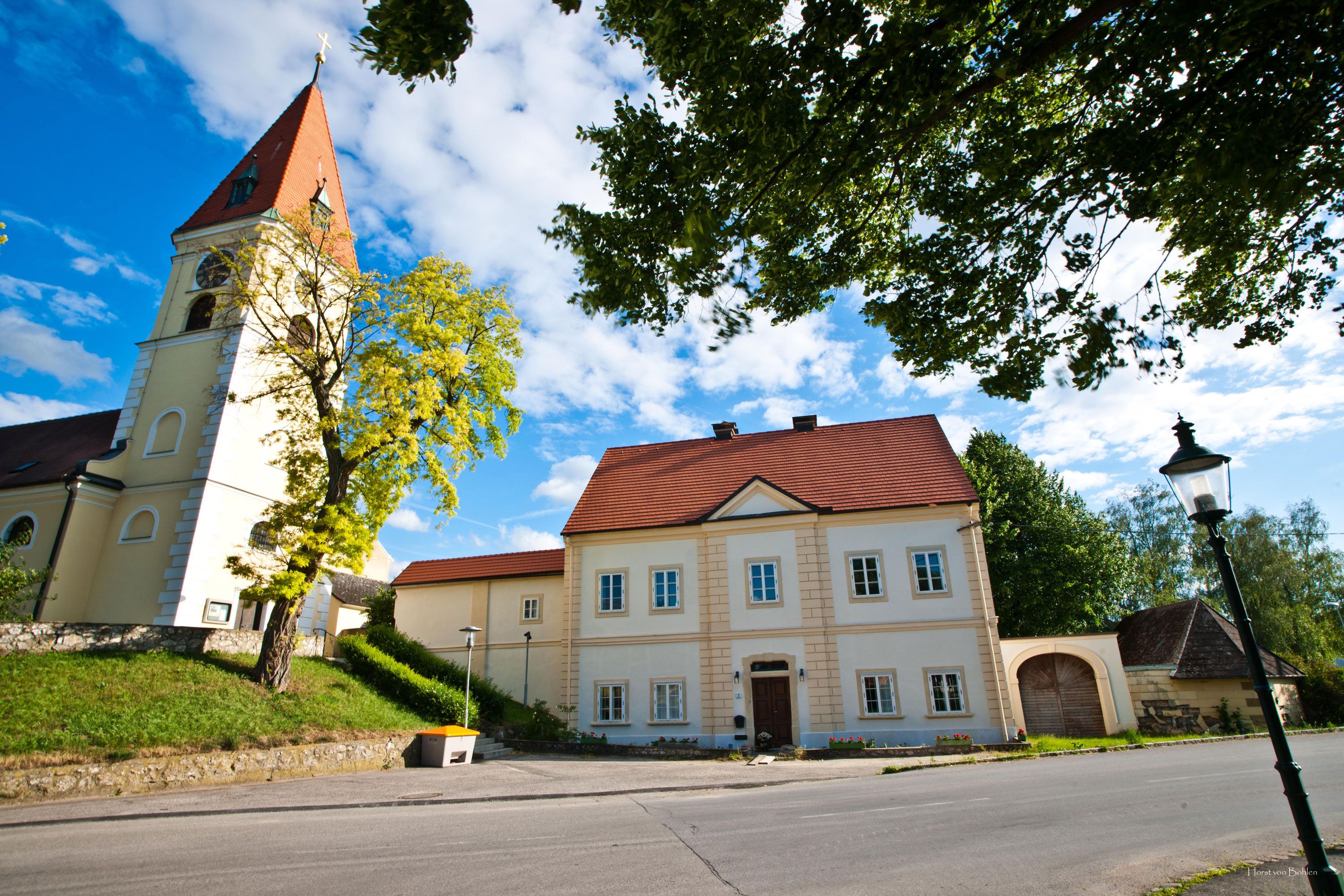 Zuschmann parókia templommal és kék éggel.
