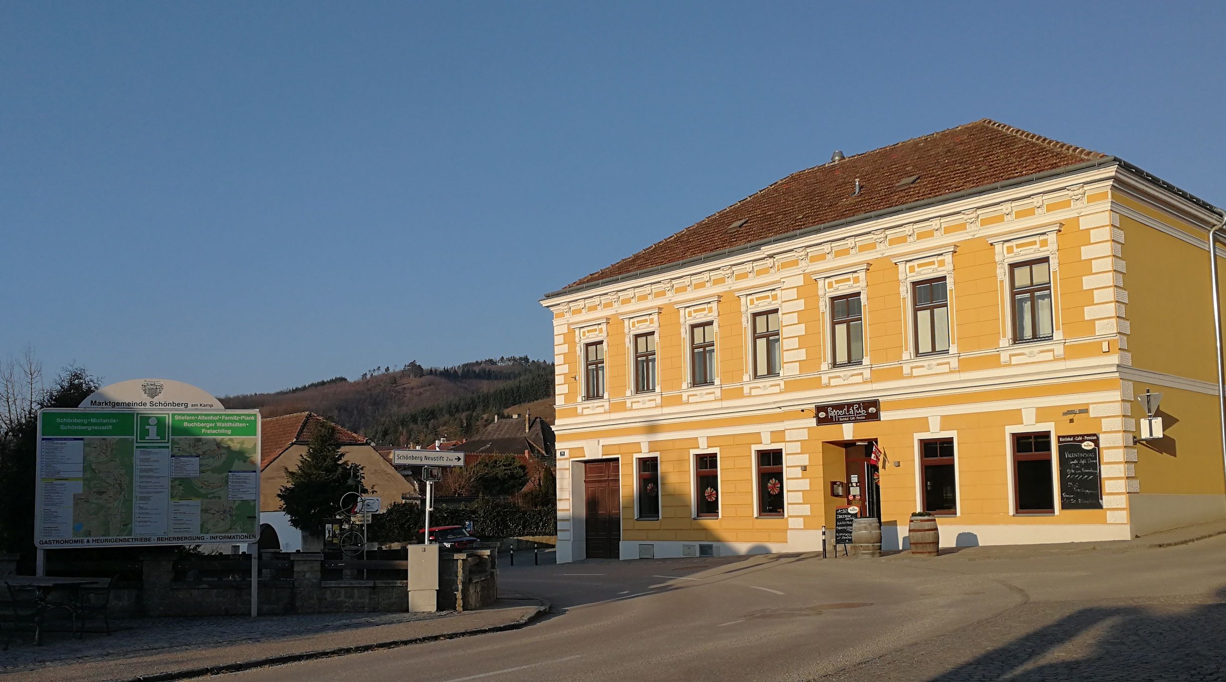 Sárga épület "Papperl á Pub" felirattal Schönberg am Kampban, Ausztria.