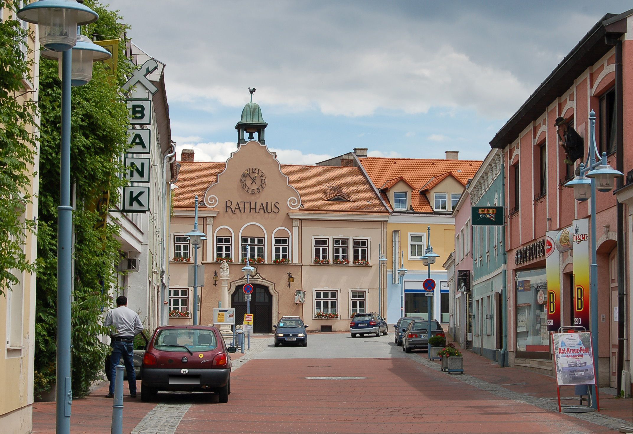 Markt Piesting utcája a városházával a háttérben.