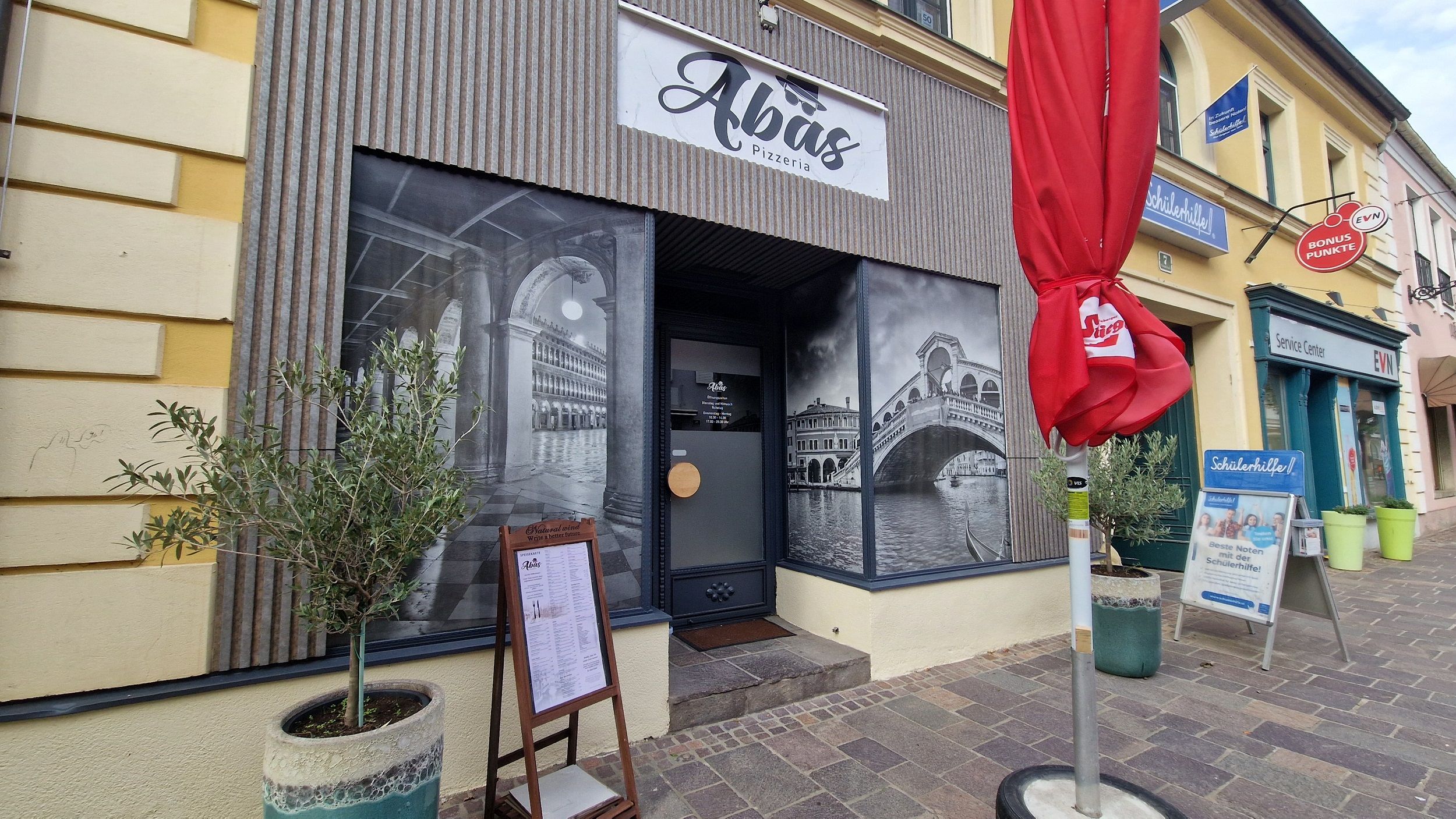 Étterem kívülről az ajtó feliratával az ajtó felett 