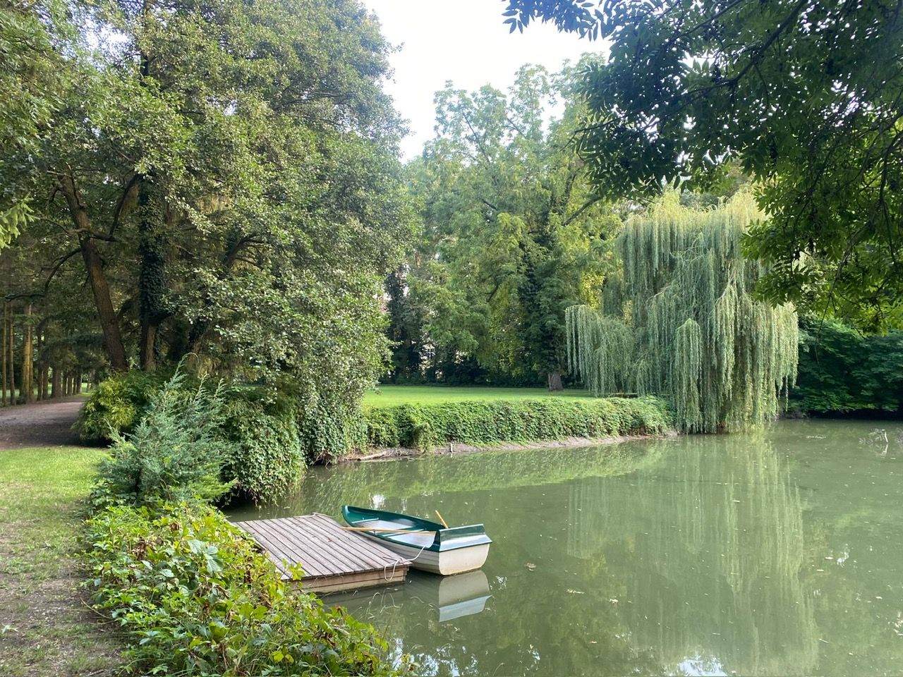 Kerti tó csónakkal és stéggel