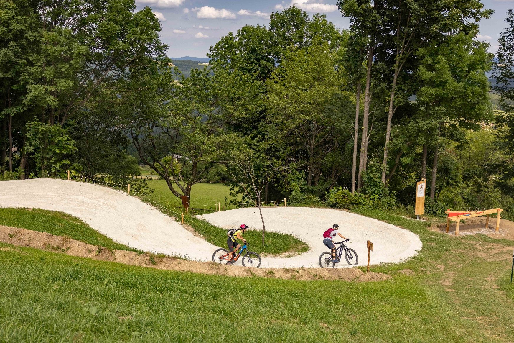 Lefelé vezető kerékpárút a Wexl Trails #32 mellett