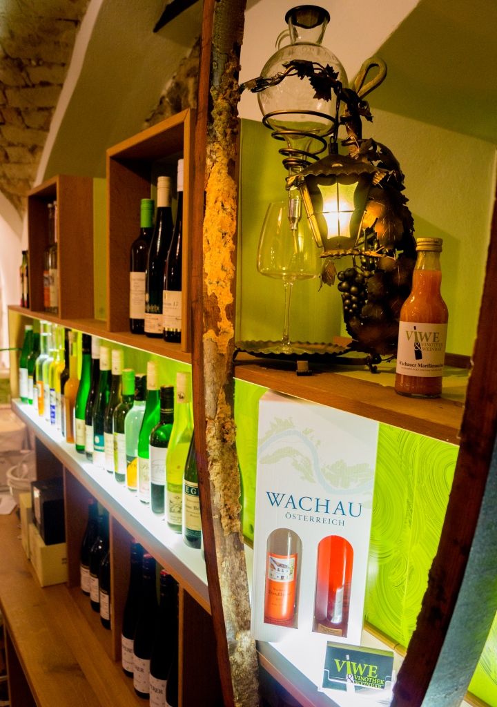 Borospalackokkal és dekorációval ellátott polc egy borbárban.