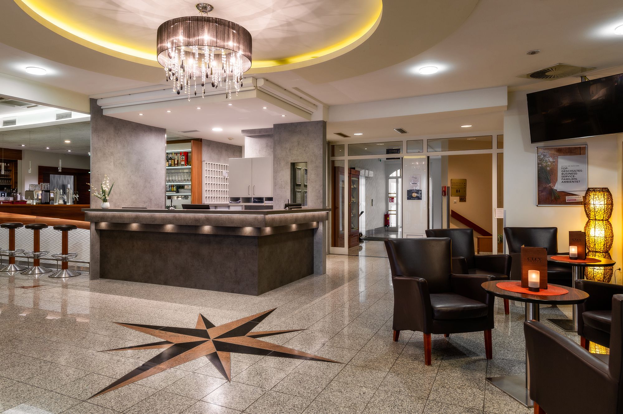 Hotel recepció bárral és ülősarokkal.