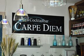 Egy bár belső nézete, a falon a "Cocktailbar Carpe Diem" felirat.