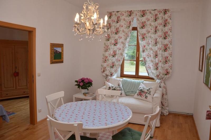 Üveg udvari apartman